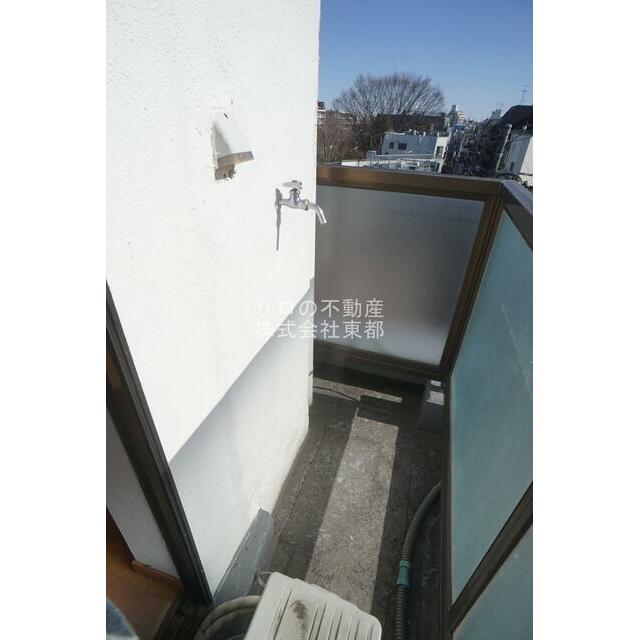 洗濯機置場が室外にあるのでお部屋を広々お使いいただけます。