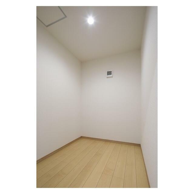 多様な使い方が出来る照明付き２．５帖納戸