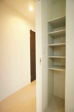 洗面室の中に可動だのある収納セットが付いています。洗面用具やタオル、お子様のおもちゃなども収納でき…