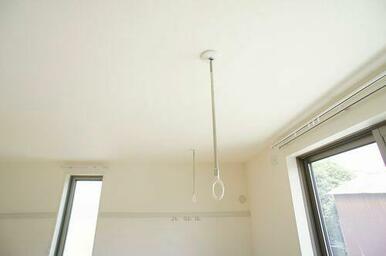 窓の前に室内物干し用のフックが付いています。天の日や花粉の季節にとても便利な人気のアイテムです♪
