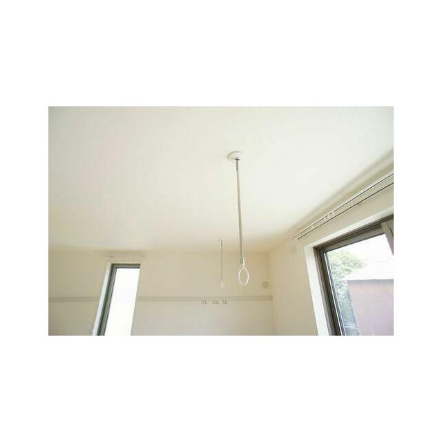 窓の前に室内物干し用のフックが付いています。天の日や花粉の季節にとても便利な人気のアイテムです♪