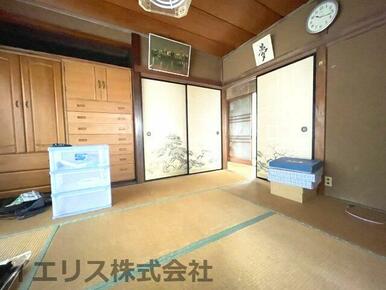 和室ならではの温かな和の空間で寛ぎの時間を過ごせます