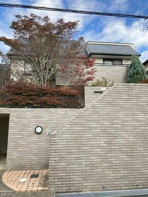人気の国分寺台エリア、南ひな壇に佇む3階建て！南側道路に面し、陽当たり・開放感ともに大変良好です。前