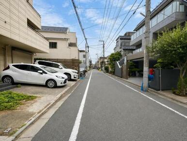 前面道路を含めた現地写真です。