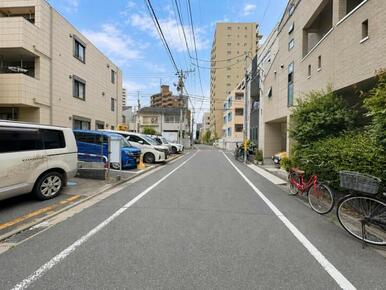 前面道路は幅員約６mございます。