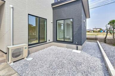 建物に調和するすっきりとした庭空間。多用途に活用でき、日々の暮らしに彩りを添えてくれます。