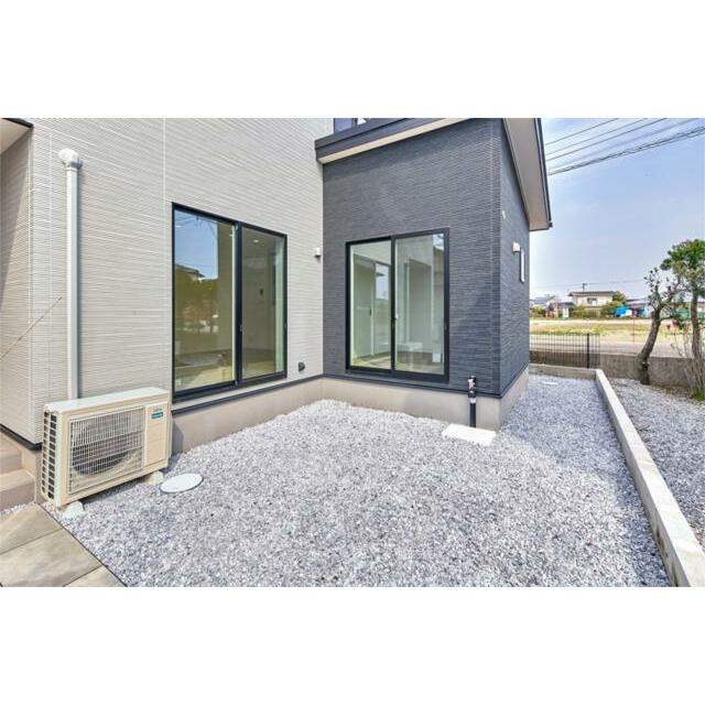 建物に調和するすっきりとした庭空間。多用途に活用でき、日々の暮らしに彩りを添えてくれます。