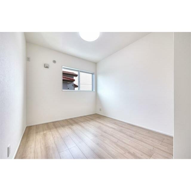洋室６帖。お子さまの勉強部屋にしたり、書斎として使ったり。暮らしに合わせて変化できる便利な一部屋です