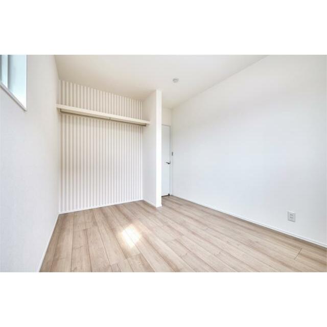 アクセントクロスが優しく彩るオープン収納。魅せる楽しさと使いやすさが心地よい空間をつくります。