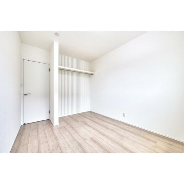 取り出しやすく、しまいやすいオープン収納が暮らしを快適に。収納もインテリアも両立した空間設計です。