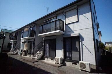 積水ハウス施工の耐震性に優れた、軽量鉄骨造の内階段タイプの２階建賃貸住宅です。