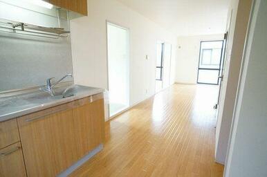 キッチンは上下部に収納がございます