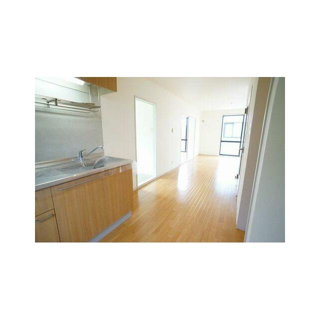 キッチンは上下部に収納がございます