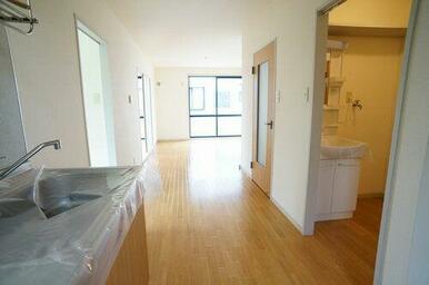 キッチンから見た内観でございます