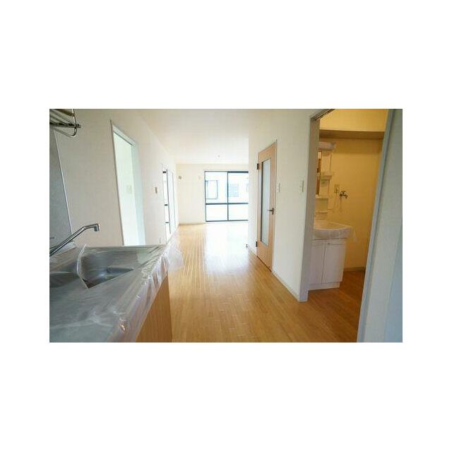 キッチンから見た内観でございます