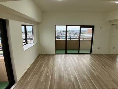 日当たりのよいダイニングスペースでお食事を楽しめます