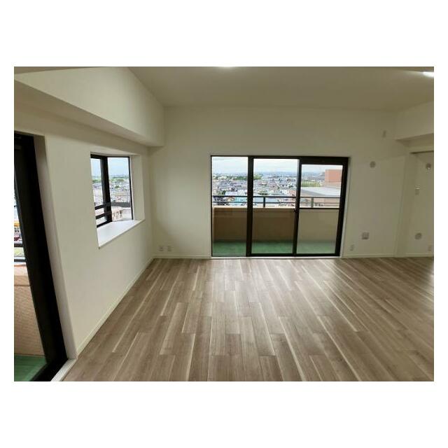 日当たりのよいダイニングスペースでお食事を楽しめます