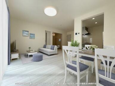 開放感のあるゆとりあるリビング。採光にもこだわった居心地の良い空間です♪