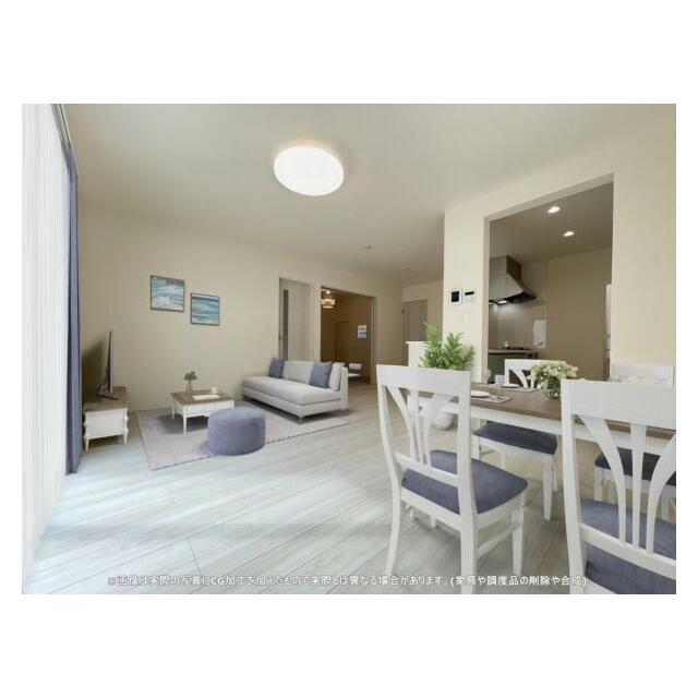 開放感のあるゆとりあるリビング。採光にもこだわった居心地の良い空間です♪