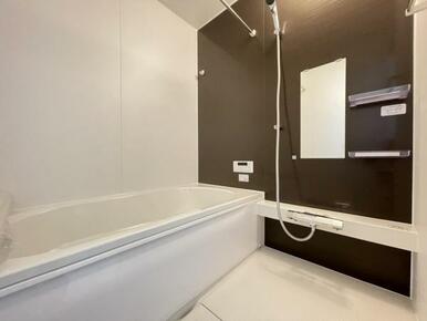 ゆったりと浸かれる1坪風呂を採用！1日の疲れを癒してくれる浴室は窓のある開放的な空間＾＾