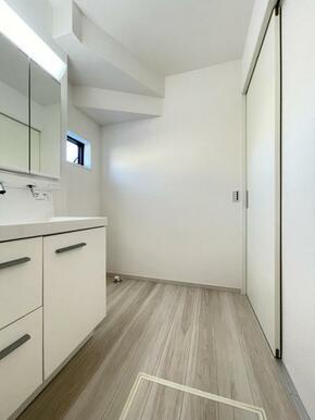 朝の準備・毎日の洗濯・帰宅後のお風呂と大活躍の洗面スペース