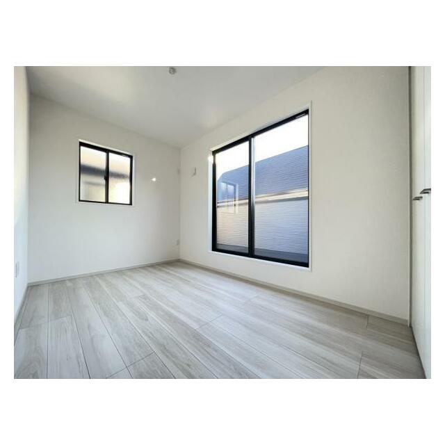 お部屋からバルコニーに出られるので洗濯物や布団などをすぐ干せ取込みも楽にできます！