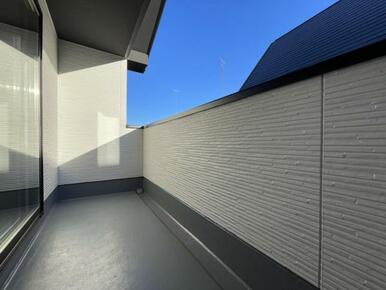 バルコニーは洗濯物や布団が干せる十分な広さです＾＾