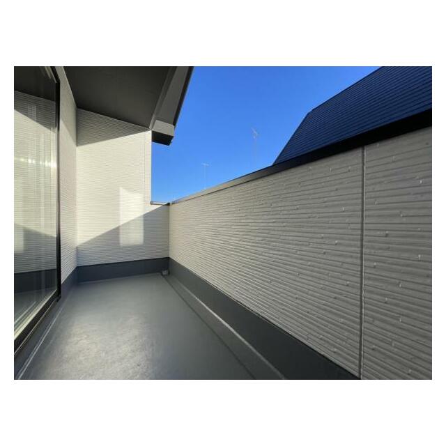 バルコニーは洗濯物や布団が干せる十分な広さです＾＾