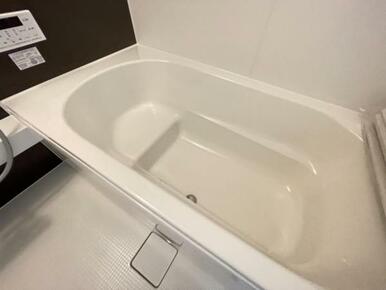 浴槽内はベンチ付きなので半身浴や親子一緒に入浴が楽しめます♪