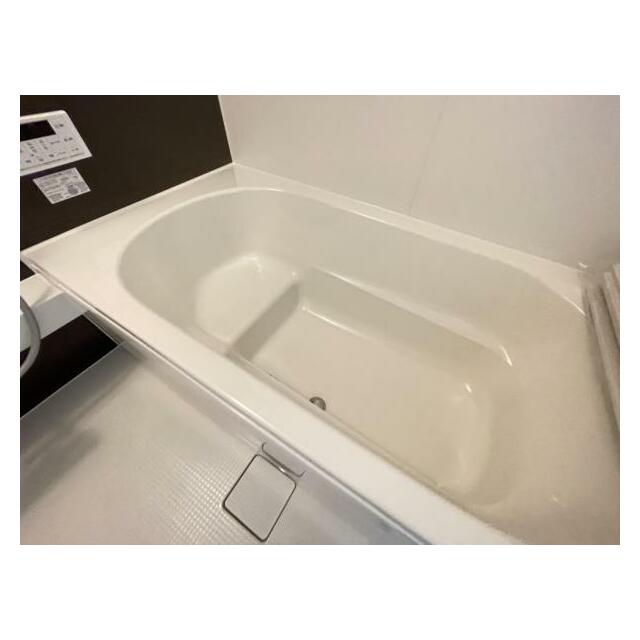 浴槽内はベンチ付きなので半身浴や親子一緒に入浴が楽しめます♪