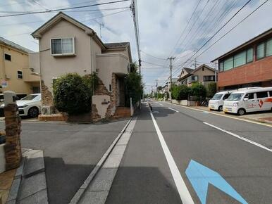 前面道路を出ると広い道路になっていますので出入りがしやすそうです☆