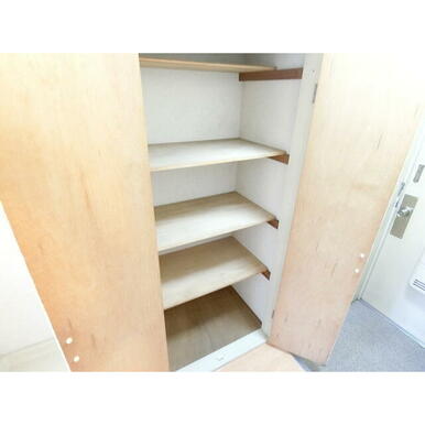 収納スペースが多いお部屋です