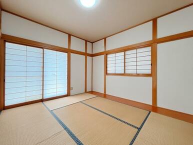 「1階　約6帖和室」別角度の写真です。