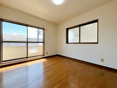 「2階南西側　約6.5帖洋室」棚とクローゼットがございます。南向きで日当たりがよく、バルコニーへ出られます。