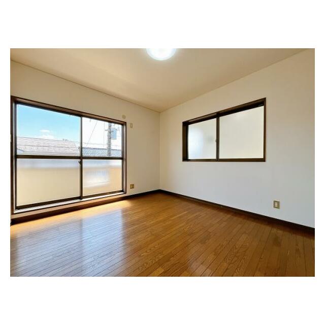 「2階南西側　約6.5帖洋室」棚とクローゼットがございます。南向きで日当たりがよく、バルコニーへ出られます。