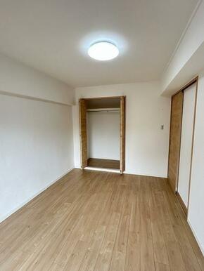 「洋室」約6帖の洋室、別角度の写真です。