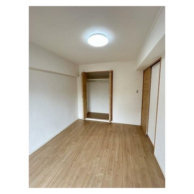 「洋室」約6帖の洋室、別角度の写真です。