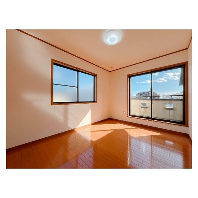 「2階　東側洋室約6帖」クロス張り替え済み。窓が2面あり、南側の窓からバルコニーへ出られます。中央洋室と繋がっています。