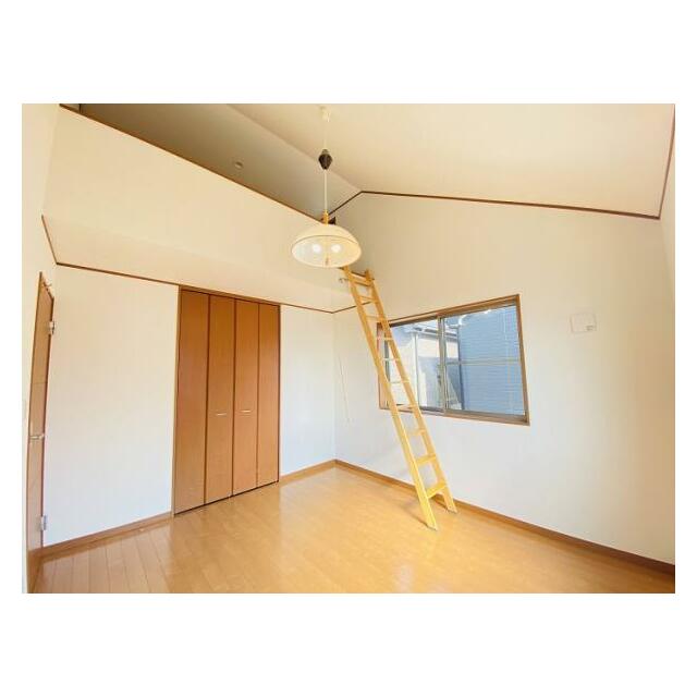 「2階南西側洋室」クローゼットがございます。