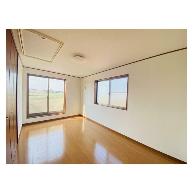 「2階北東側洋室」掃き出し窓からベランダに出ることができます。