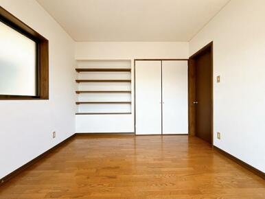 「2階南西側　約6.5帖洋室」別角度の写真です。棚とクローゼットがございます。