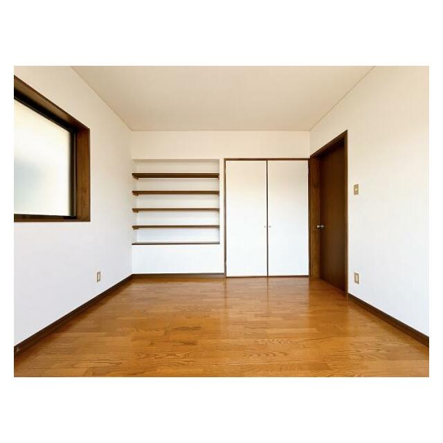 「2階南西側　約6.5帖洋室」別角度の写真です。棚とクローゼットがございます。