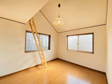 「2階南西側洋室」屋根裏部屋へ行く梯子がございます。