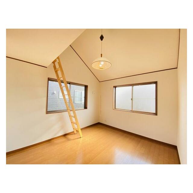 「2階南西側洋室」屋根裏部屋へ行く梯子がございます。