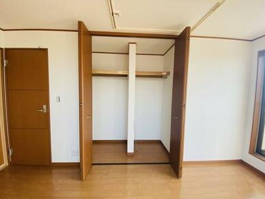 「2階北東側洋室」クローゼットがございます。 (2)
