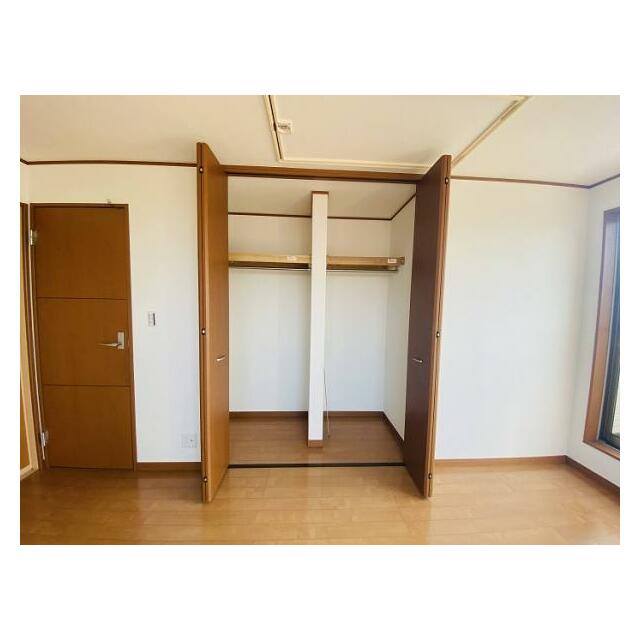 「2階北東側洋室」クローゼットがございます。 (2)