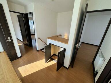 2階ホールも日当たり良好です。