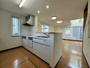 キッチンは食洗器とIHコンロ付き。