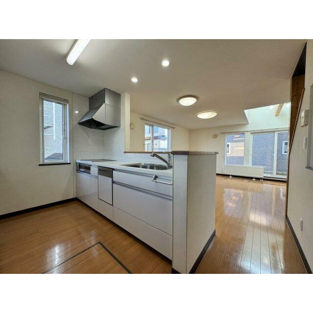 キッチンは食洗器とIHコンロ付き。