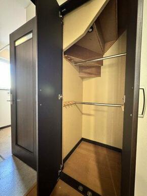 1階の階段下収納です。